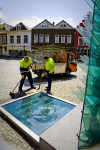 Toen de bloemen verwelkten verschenen Johan en Casper en veegden "Wolkers" schoon. Markt, Doesburg.