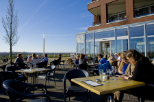 Terrasje pikken, IJsselkade, Doesburg