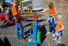 "Kinder"spelen op de markt, Doesburg.