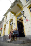Fien en Heleen eten een ijsje op de stoep, Kerkstraat, Doesburg