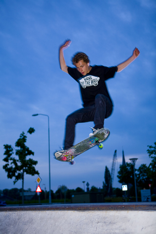 Neville  doet de 180Lip, skatebaan 0313, Doesburg