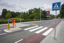 Nieuw asfalt en zebrapad
