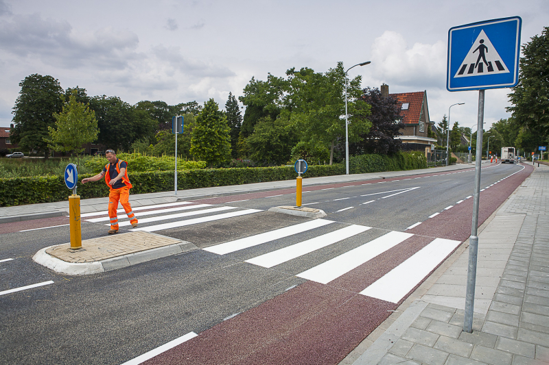 Nieuw asfalt en zebrapad