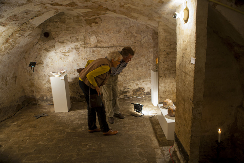 Kunst kijken in kelder.