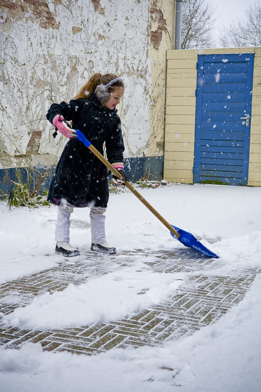 Sneeuw, Pien maakt sneeuwpop, veerpoortstraat, Doesburg.