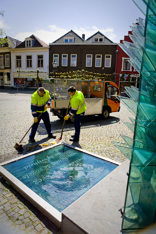 Toen de bloemen verwelkten verschenen Johan en Casper en veegden "Wolkers" schoon. Markt, Doesburg.