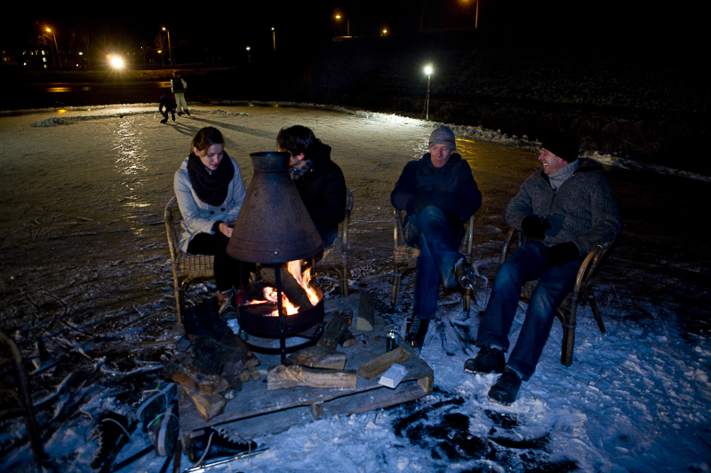 Barbecue on ice, Kempermansgracht, Doesburg.
