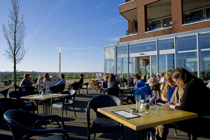 Terrasje pikken, IJsselkade, Doesburg