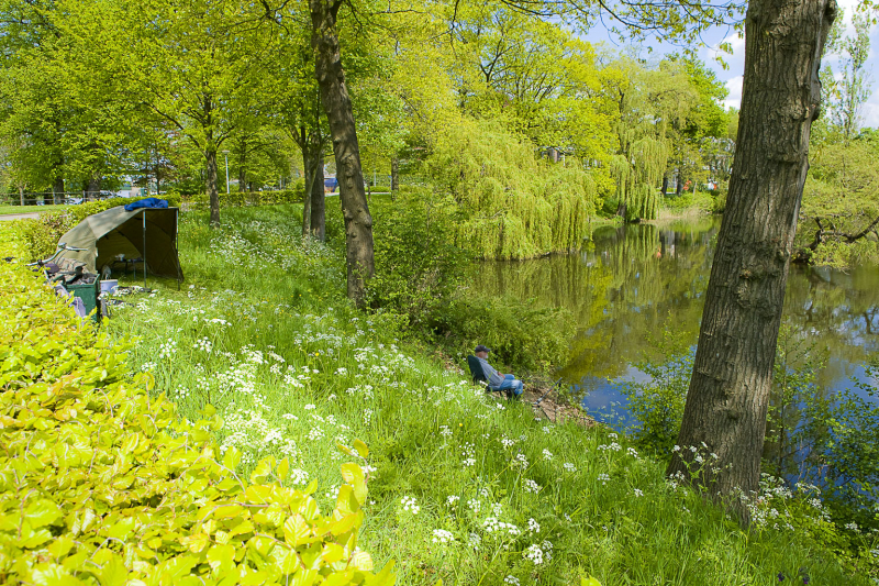 'Het is lente', visser aan de Eendjesgracht, Contre Escarpe, Doesburg.
