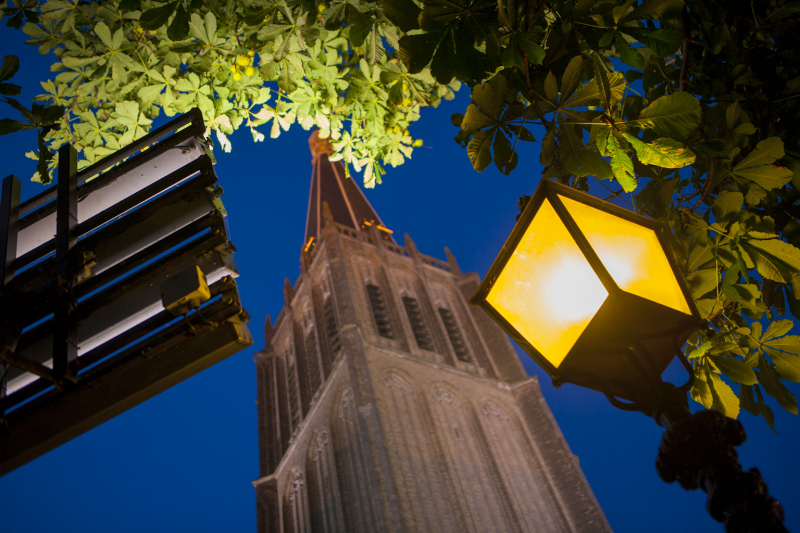 Oud en nieuw licht op de toren.