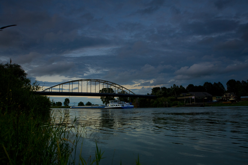 Gezicht op de IJssel vanaf Elleburg.